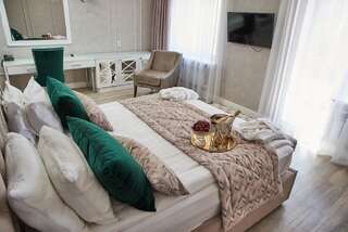 Отель Гостиница Рахат Уральск Улучшенный номер с кроватью размера «king-size»-2